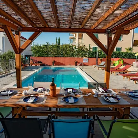 Апартаменты Apartments With A Swimming Pool Milna, Brac - 21179 Милна